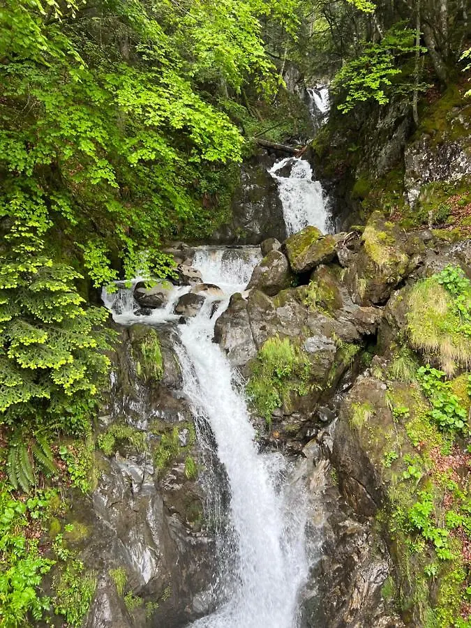 Kemp Grande Caravane Avec Auvent Au Milieu Du Parc Naturel Des Pyrenees Campan