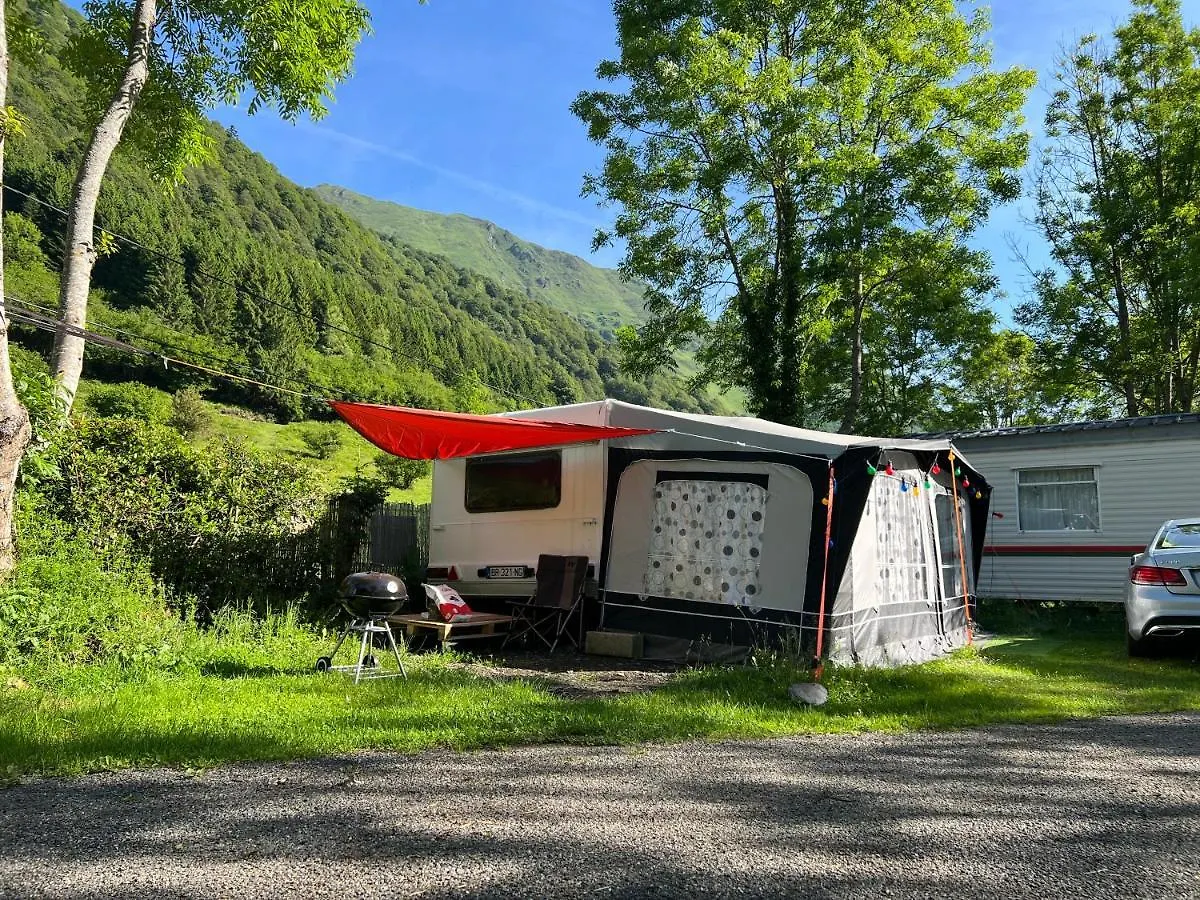 Grande Caravane Avec Auvent Au Milieu Du Parc Naturel Des Pyrenees Campan
