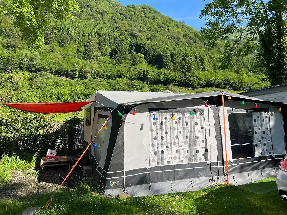 Kemp Grande Caravane Avec Auvent Au Milieu Du Parc Naturel Des Pyrenees Campan