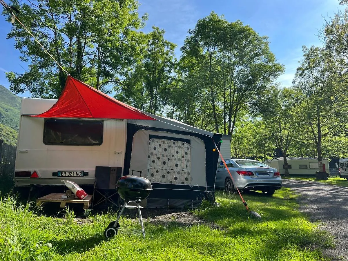 Grande Caravane Avec Auvent Au Milieu Du Parc Naturel Des Pyrenees Campan Francie