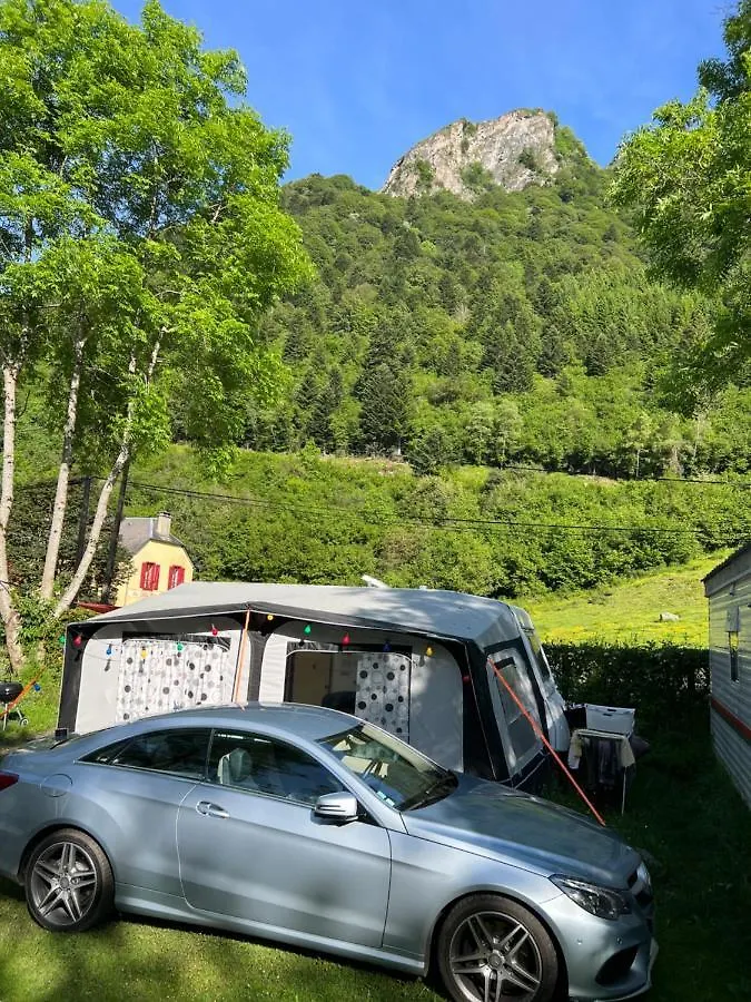 Grande Caravane Avec Auvent Au Milieu Du Parc Naturel Des Pyrenees Campan Kemp