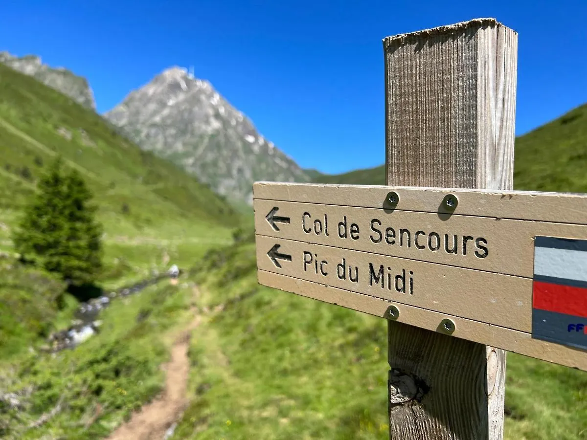 Kemp Grande Caravane Avec Auvent Au Milieu Du Parc Naturel Des Pyrenees Campan Francie
