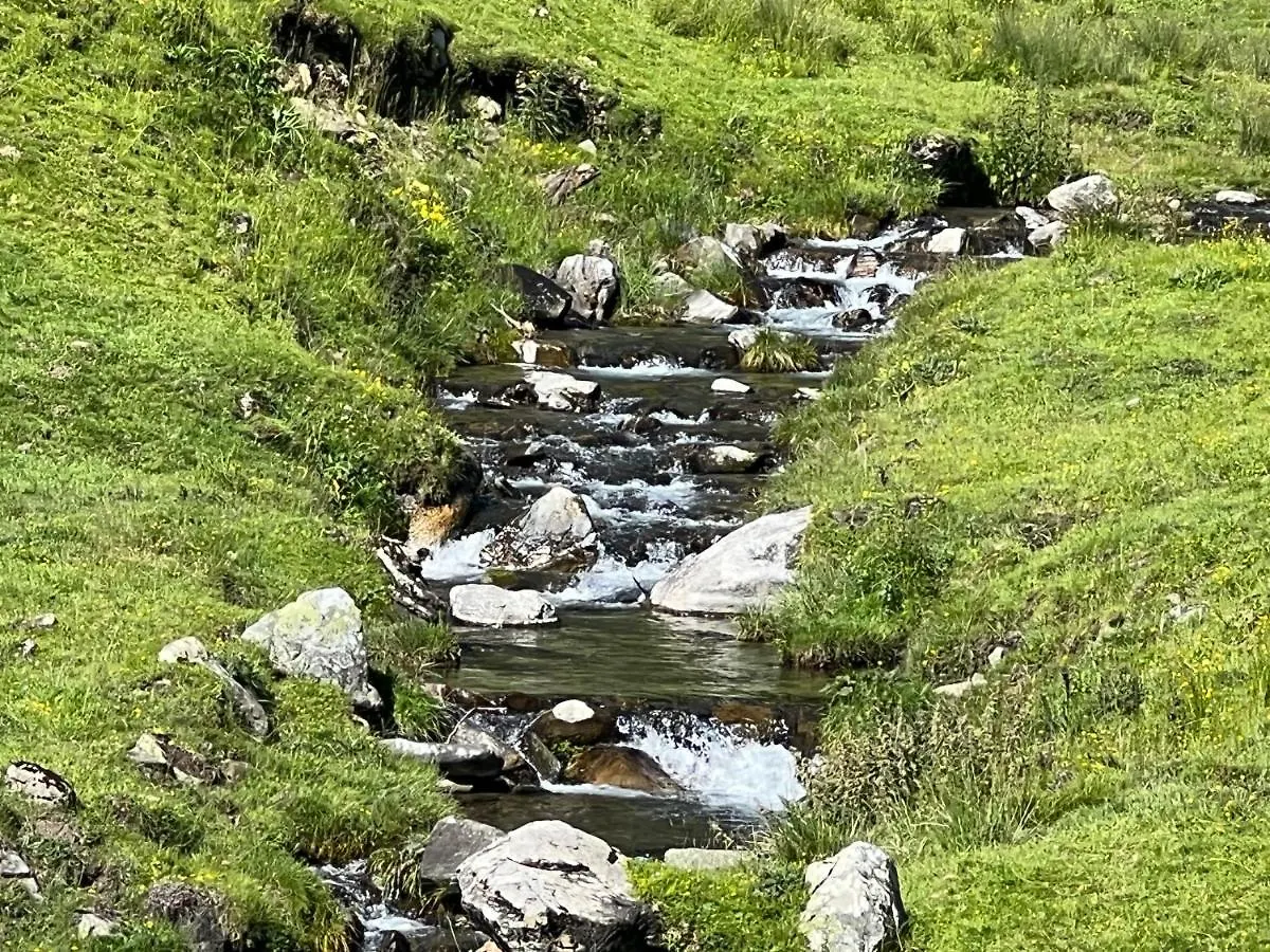 Grande Caravane Avec Auvent Au Milieu Du Parc Naturel Des Pyrenees Campan