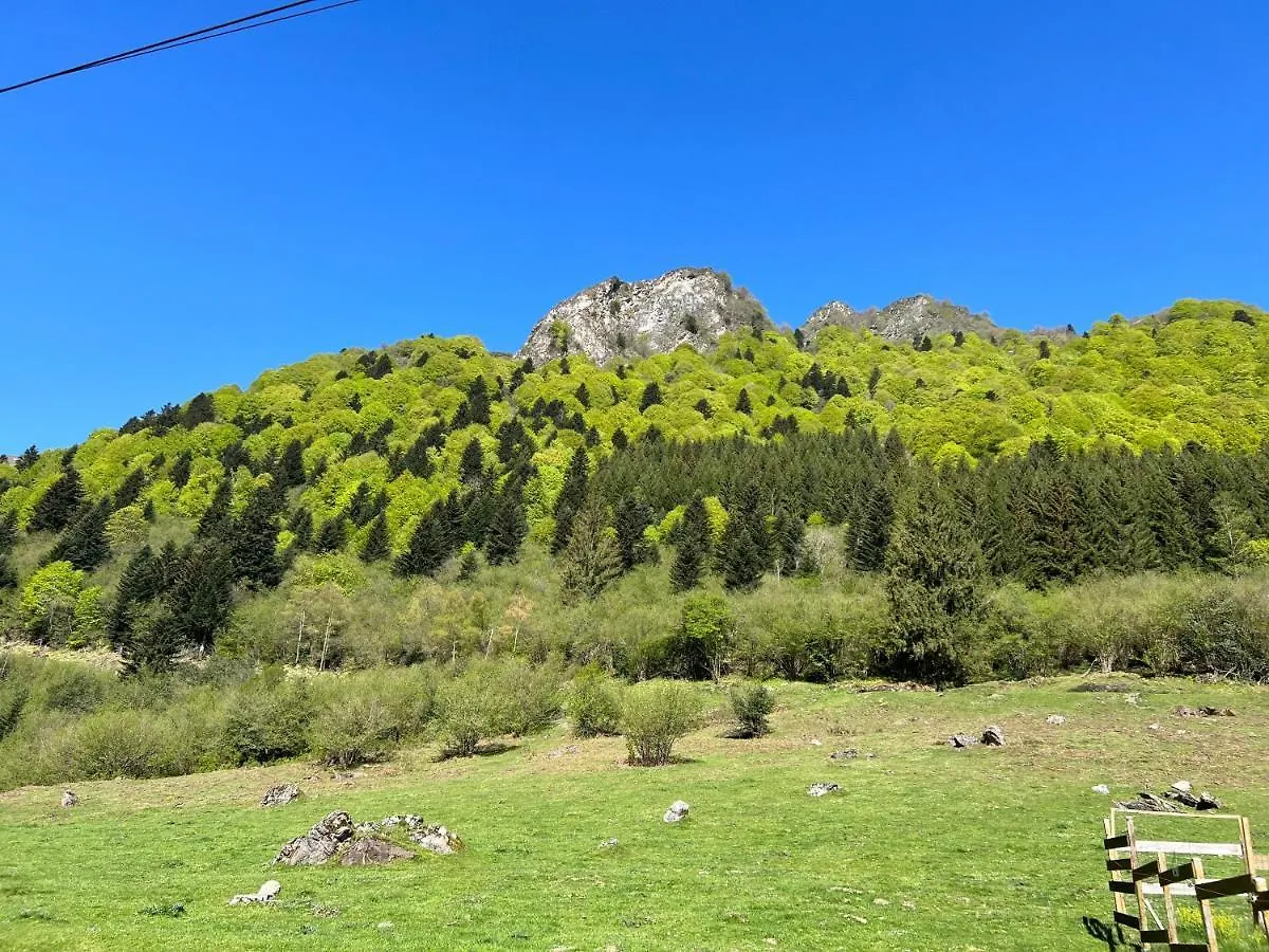 Kemp Grande Caravane Avec Auvent Au Milieu Du Parc Naturel Des Pyrenees Campan