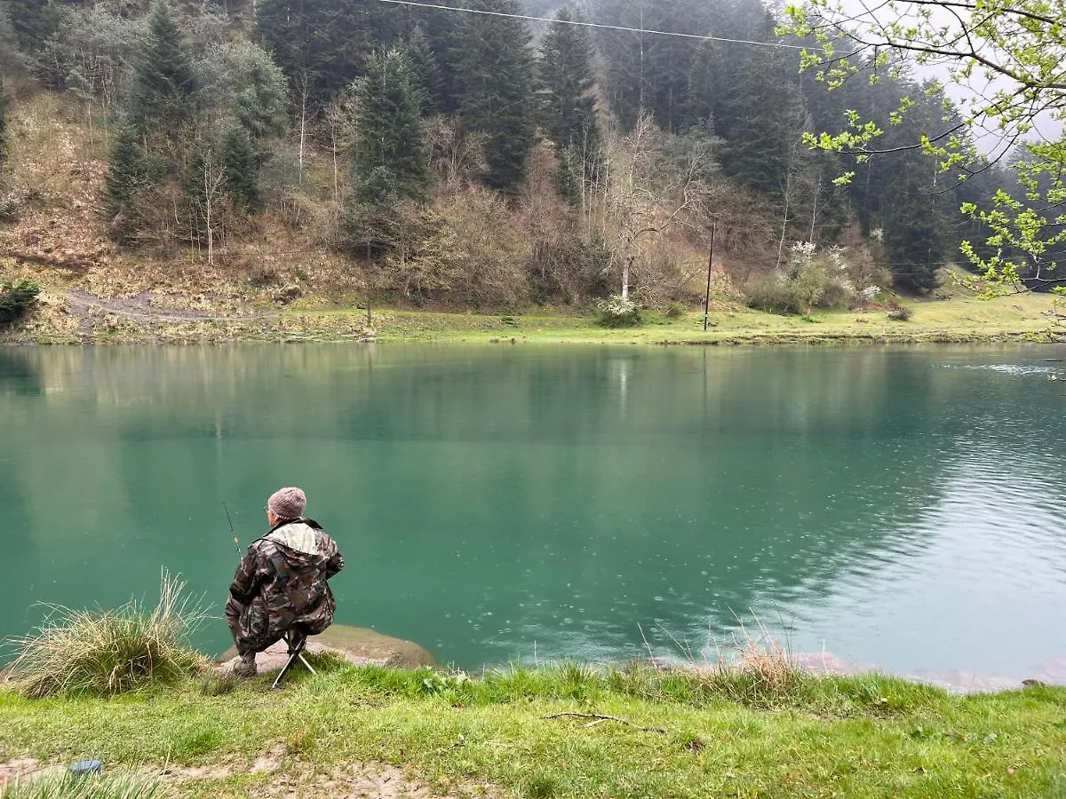 Grande Caravane Avec Auvent Au Milieu Du Parc Naturel Des Pyrenees Campan Kemp
